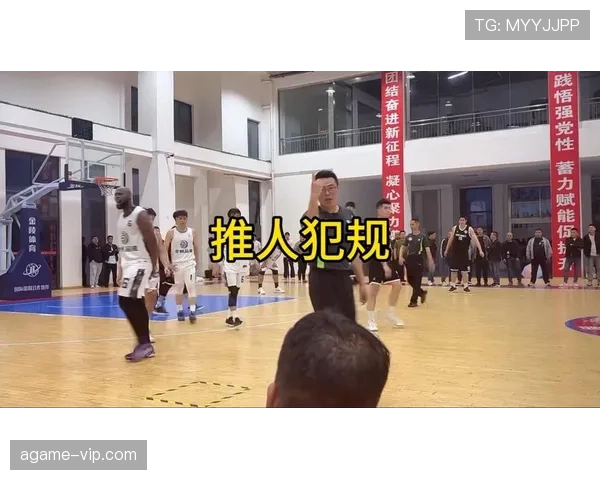 篮球规则中拉人犯规如何判定？官方判罚依据与处罚标准详解